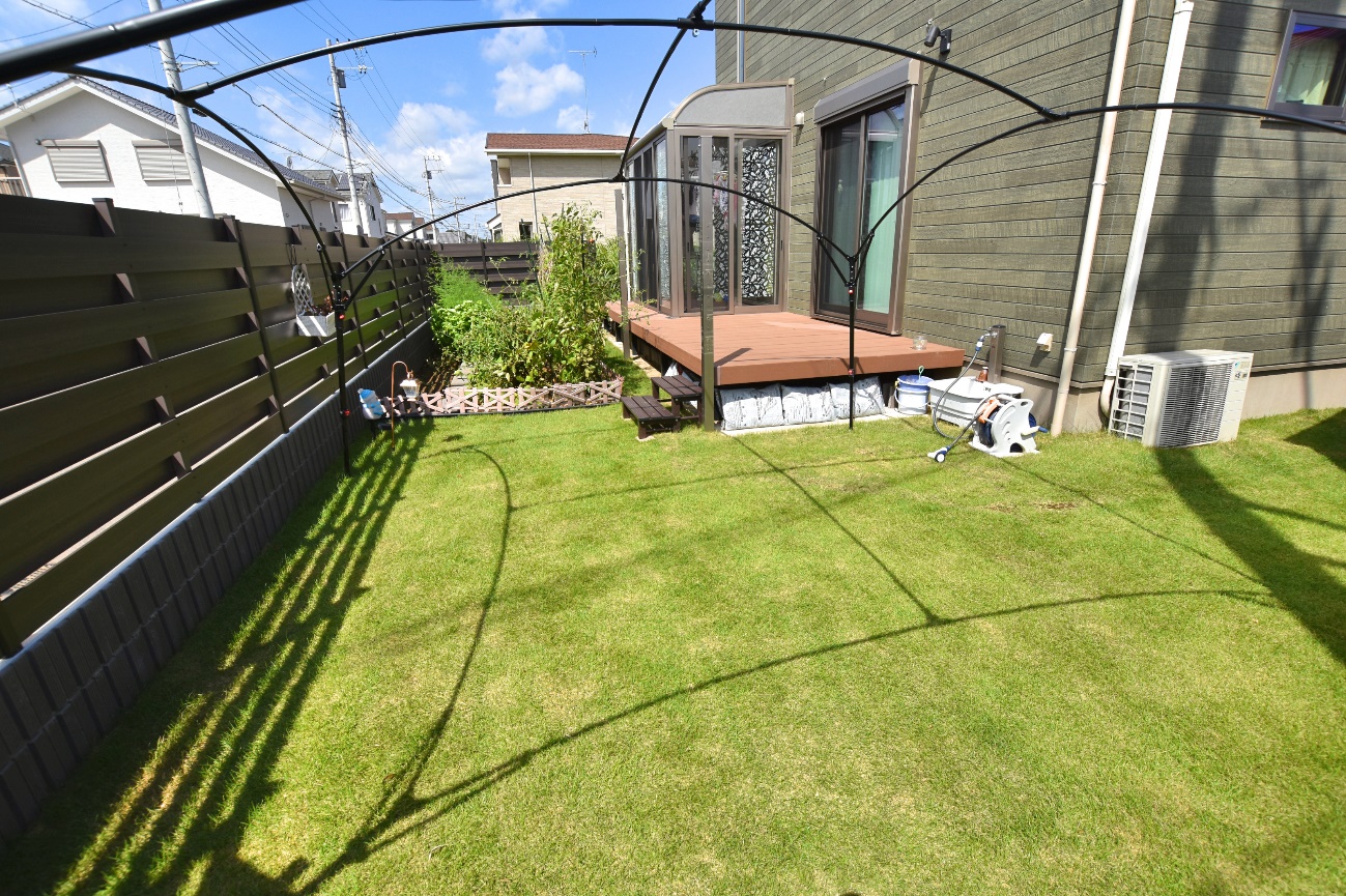 人工芝の庭をおしゃれにする厳選ポイント！メリットデメリットや施工方法を紹介人工芝ドットコム