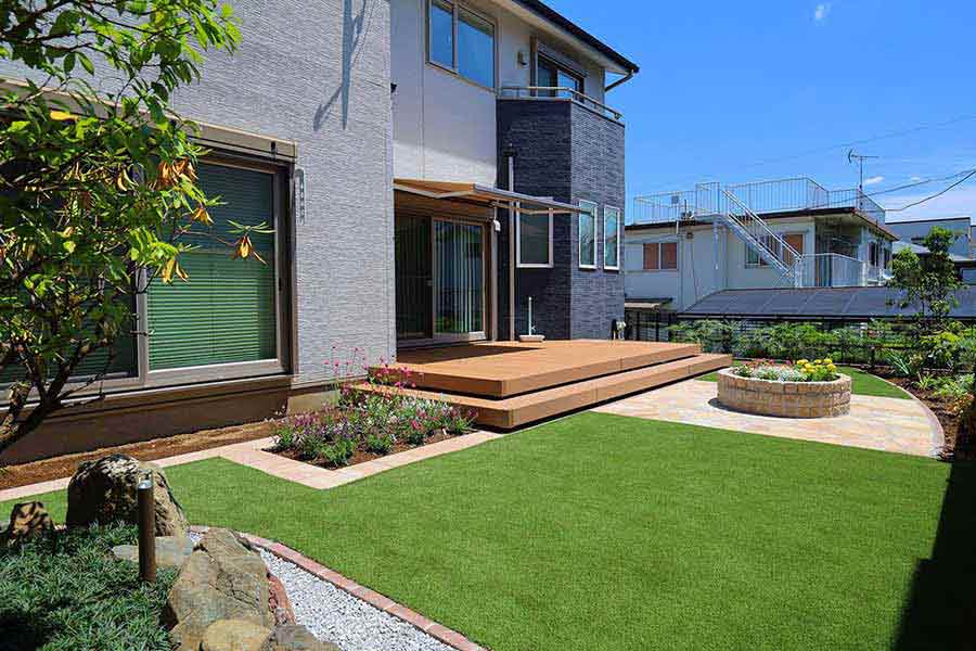 人工芝とタイルの組み合わせ！手軽にできるおしゃれな庭づくりにおすすめの商品5選暮らしのライフマガジン