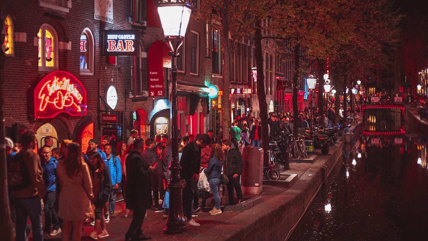 Tourists in Amsterdam red