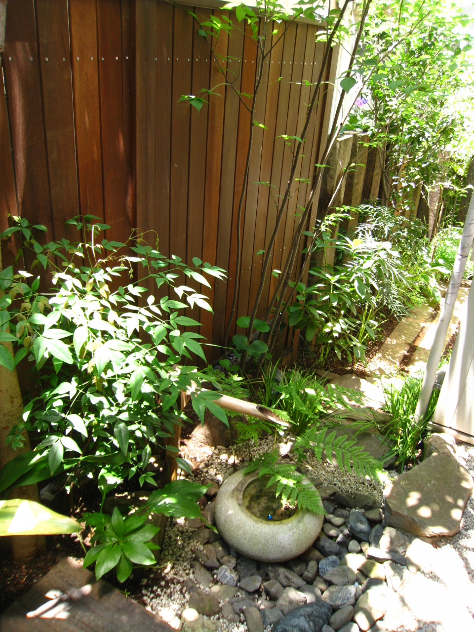 バルコニーと坪庭のあるシンプルモダンの家 アウトサイドリビングの都市型住宅 東京都世田谷区 重量木骨の家