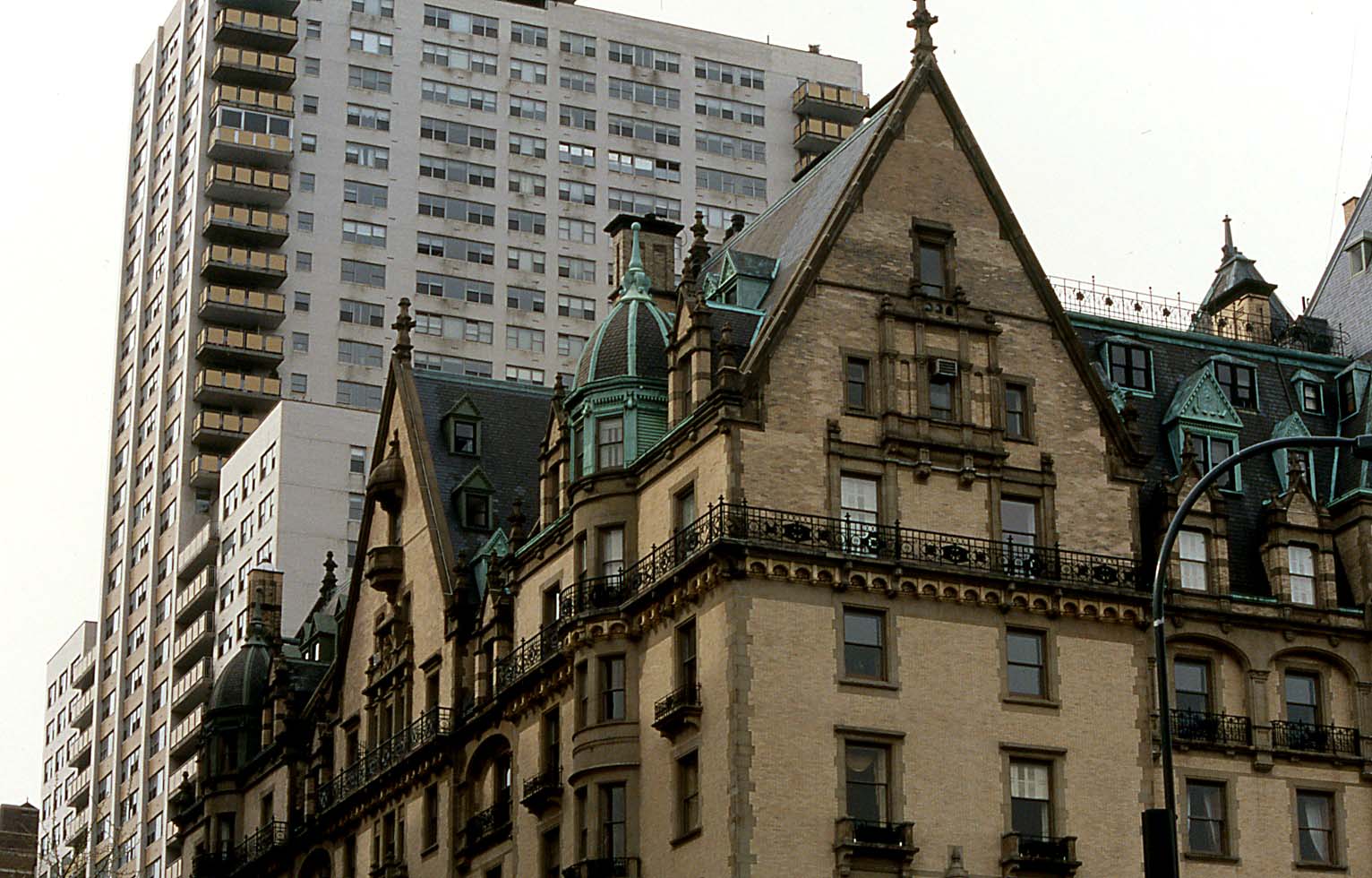 ニューヨーク ジョン・レノンを偲ぶ旅ダコタハウス見どころガイド - おすすめ旅行を探すならトラベルブック TravelBook