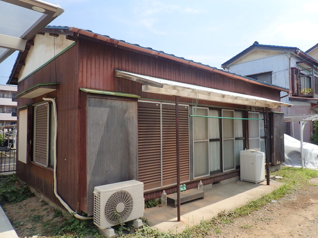 春日部市・H様邸外壁塗装木目調トタンの錆び止め埼玉県春日部市の屋根工事・雨漏り工事専門店 さいたま外装リフォーム