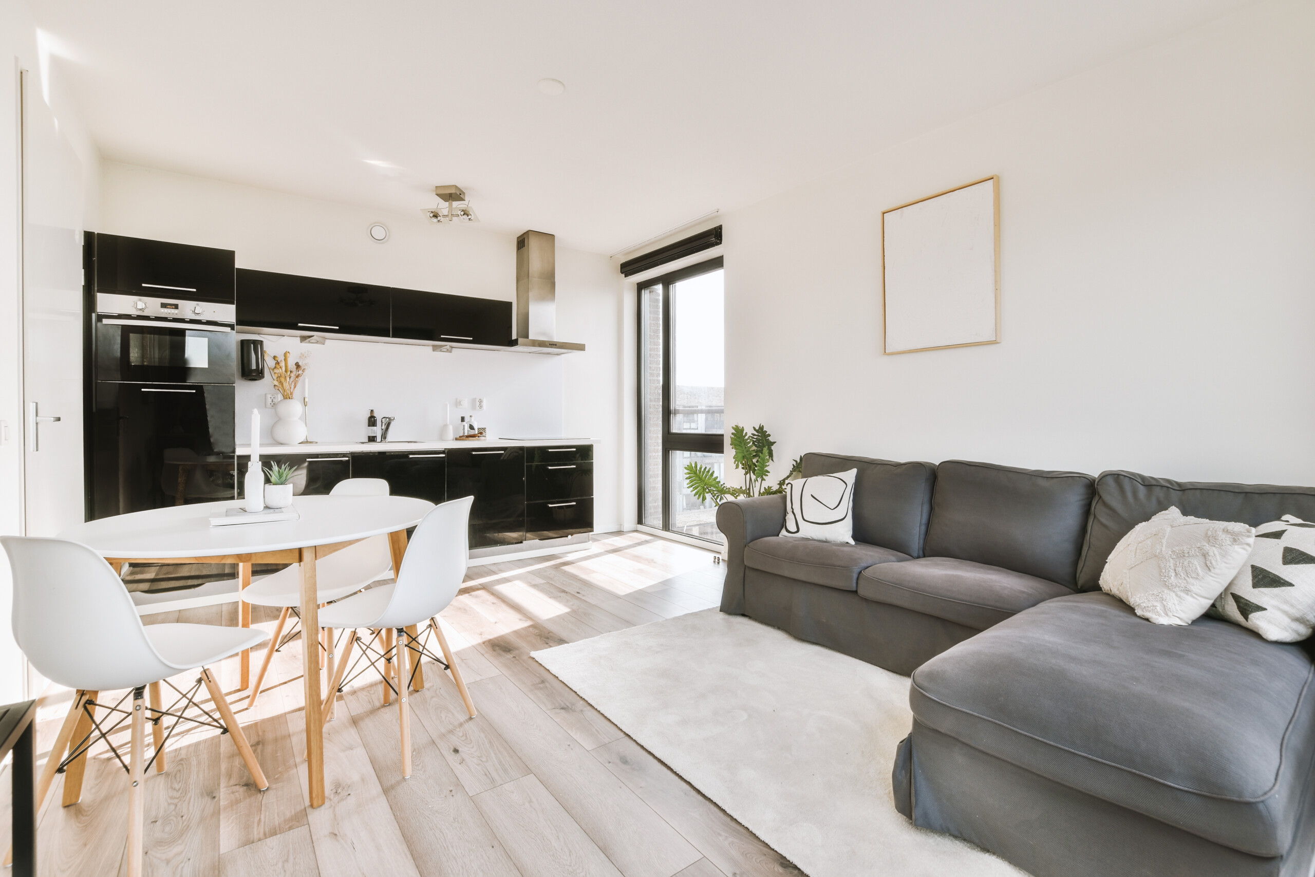 狭いリビングに置くソファの選び方！部屋を広く使う配置のコツもご紹介暮らしのライフマガジン