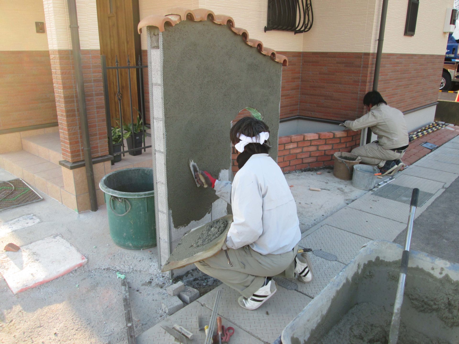 建物の隣の街路にあるレンガの柱の写真 – Unsplashのレンガの無料画像