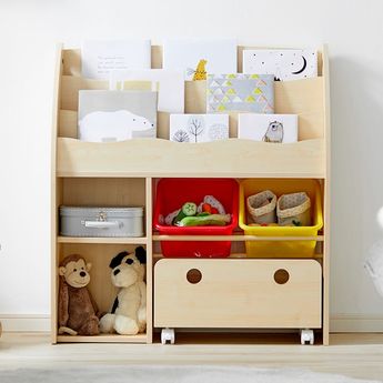 1歳10ヶ月のおもちゃ収納第2弾です！ 第2弾といいつつ、もともとはこちらの棚しかなかったところ、1歳8ヶ月頃に第一弾でご紹介したおもちゃ棚を追加しました。両方とも無印良品のパイン材ユニットシェルフですが、奥行が異なり、今回投稿の棚は奥行39.5cm、もう一つは