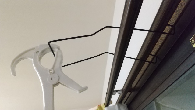 カーテンレールを活かす部屋干しハンガー研究 - 暮らしなもん