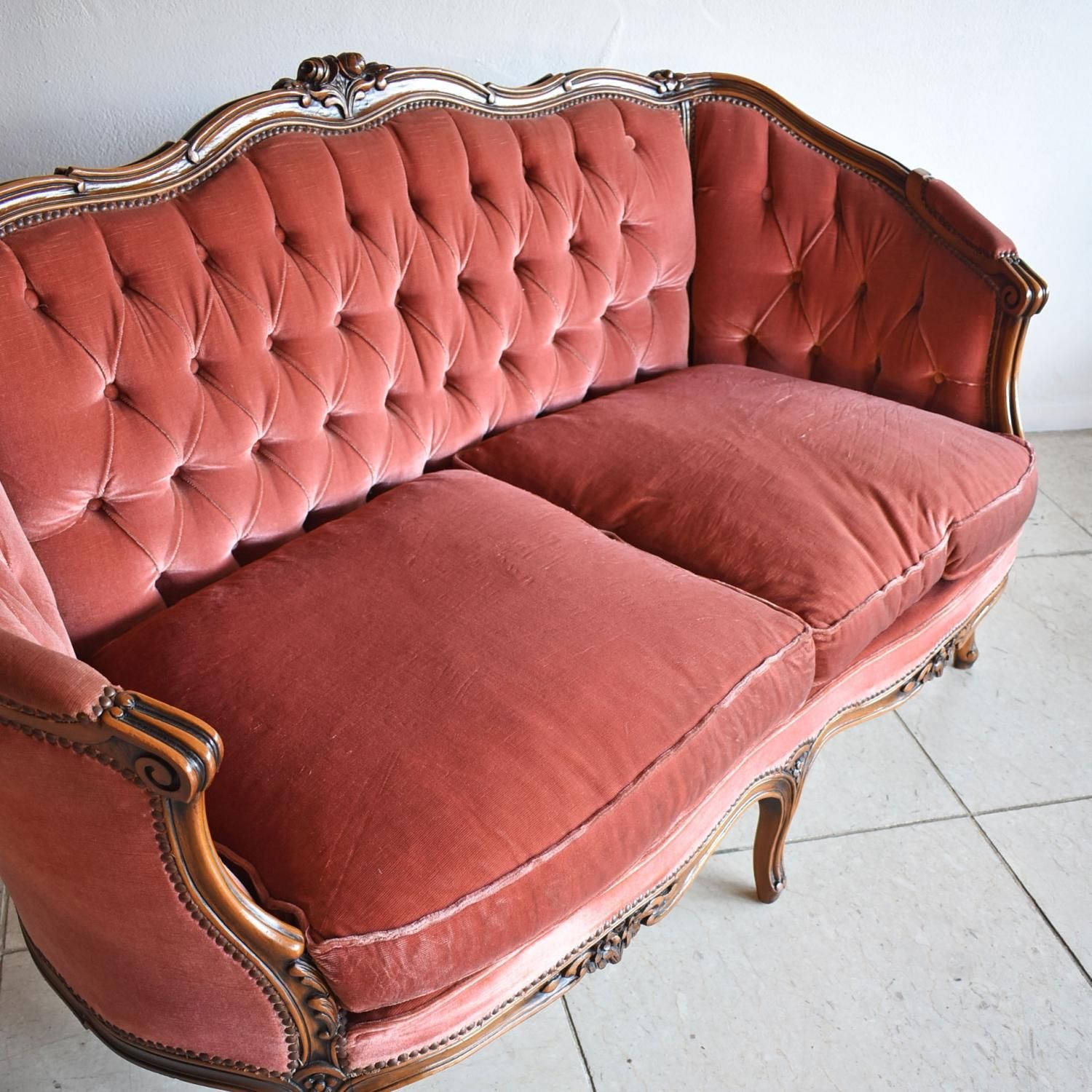 フレンチシックなホテルライクを簡単に取り入れられるクラシック家具。ロココ調猫足ソファ シンフォニーソファにダークトーンモデル追加クラシックデモダン有限会社フレックスのプレスリリース