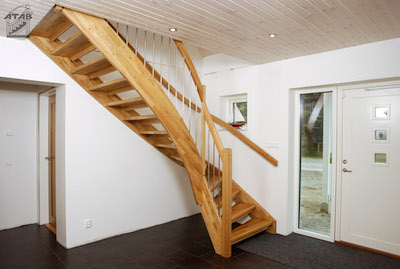 ウッドデッキに階段って必要？DIYで設置するための2つのステップ - エクステリア工事キロ