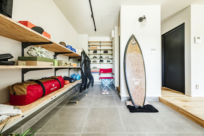 アウトドアの収納も楽しみも。互いを両立させる土間のある暮らし。OUTDOORLIFE LABEL Magazine ライフレーベルマガジン