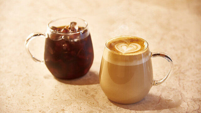 耐熱ガラス マグカップ耐熱燿変ガラス耐熱機能と、製造工程で発色する色ガラスの風合いを併せもった耐熱ガラスです。 熱湯を注いだり、電子レンジで使用出来ます。＜サイズ＞ Φ80mm×H95mm 容量：270ml能登島ガラス工房能登ガラス工芸ガラスマグカップ