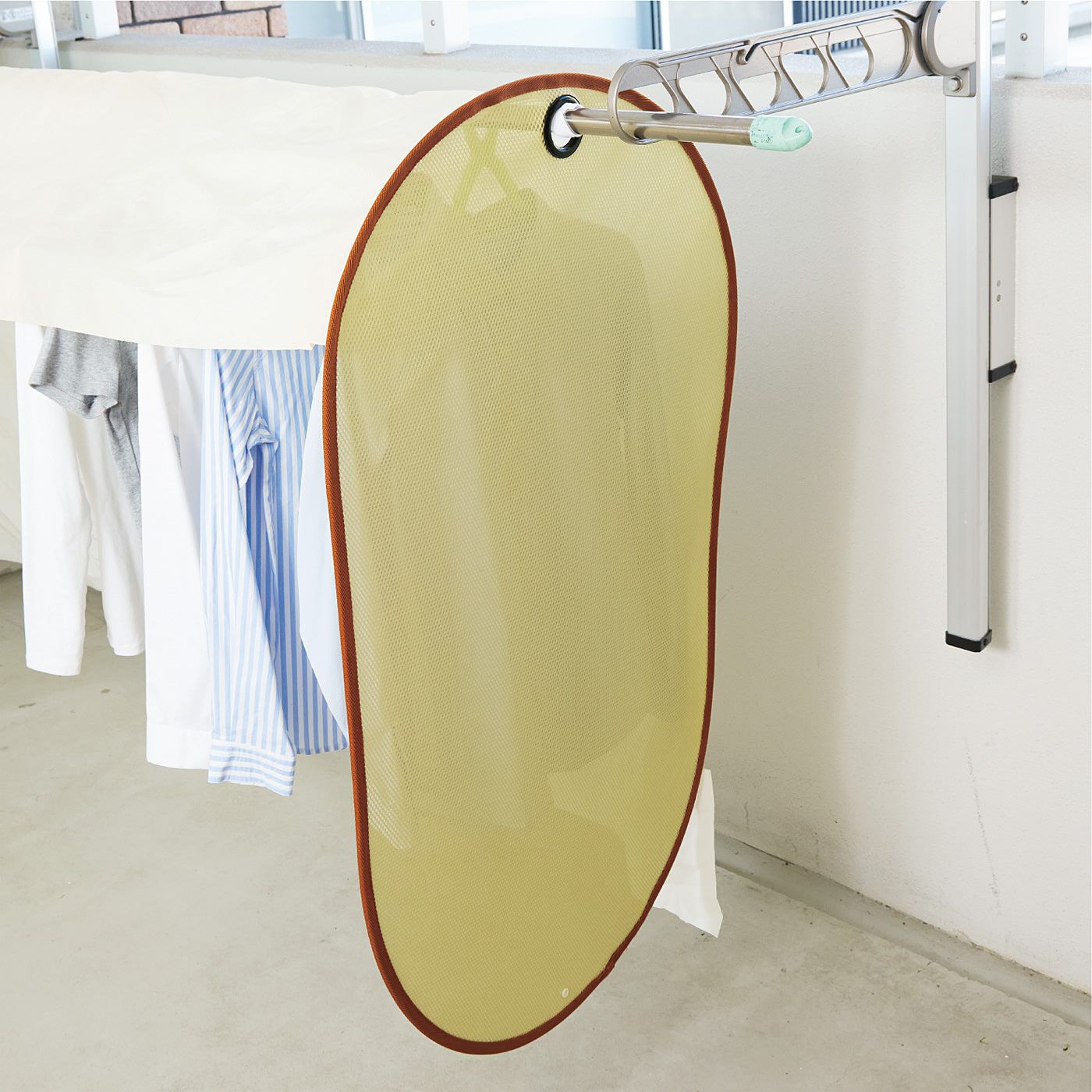 楽天市場 洗濯物の雨よけに 物干竿付き オーニング ３ｍ ベランダ 雨よけ オーニングテント つっぱり 300 防水 手動 300 日よけサンシェード 物干し 突っ張り スクリーン ベランダ用オーニング 取り付け DIY 庭 日除け : ＳＥＭＩ-ＳＴＹＬＥ