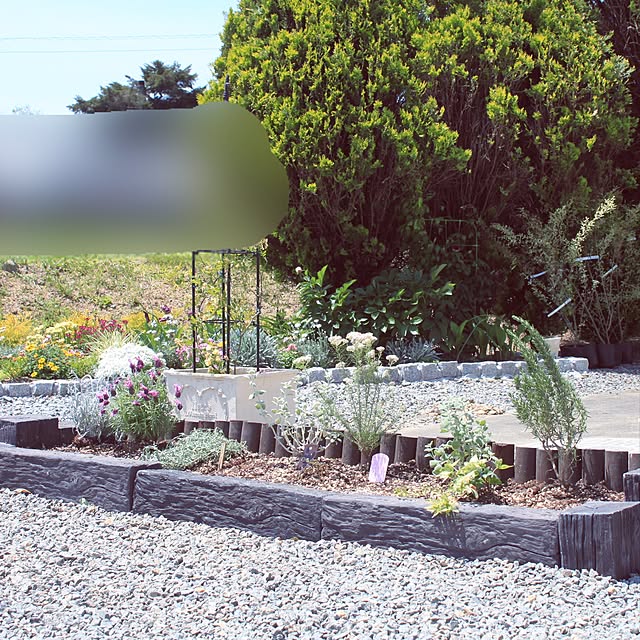 メンテナンスを減らし、玄関前を枕木門柱でポイントに 新潟市Ｋ様邸│新潟市外構・エクステリア・庭ラーバンテック