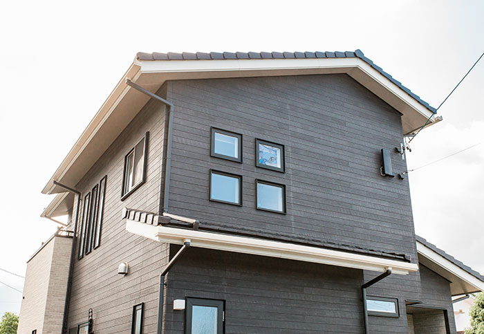 外観は「グレー×木目」の家がおしゃれ施工事例と外壁の種類、デザイン性を高めるポイント -山梨県の注文住宅なら入沢工務店へ 想いを大切にした家づくり