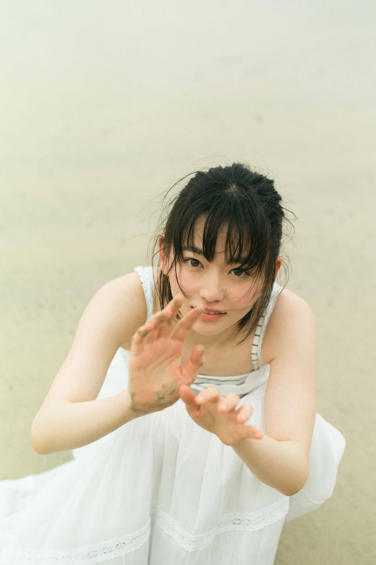 山田杏奈、初水着姿に照れ笑い 高校卒業後の進路も明かす -