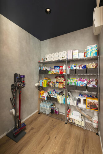 パントリー 食料庫 の収納アイデア38選！ 自分好みの収納でパントリーをお気に入りの空間に！サンキュ