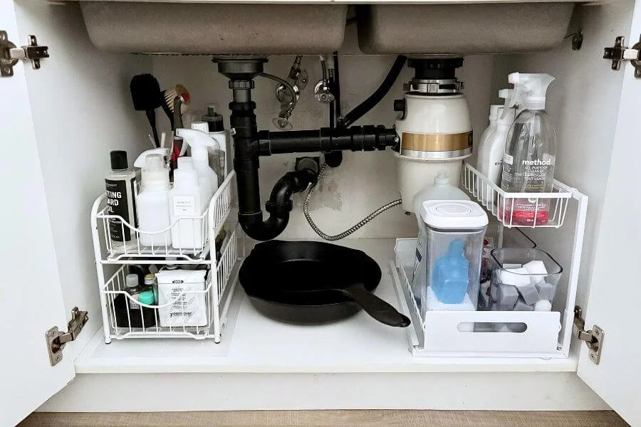 快適で整ったキッチンは『シンク下』がカギ。小物を活用したすっきり収納術キナリノ