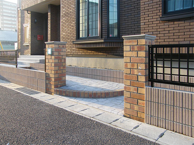 淡い色のレンガ門柱とエレガントな鋳物フェンス施工実績札幌の庭と帯広は『e庭プラン』