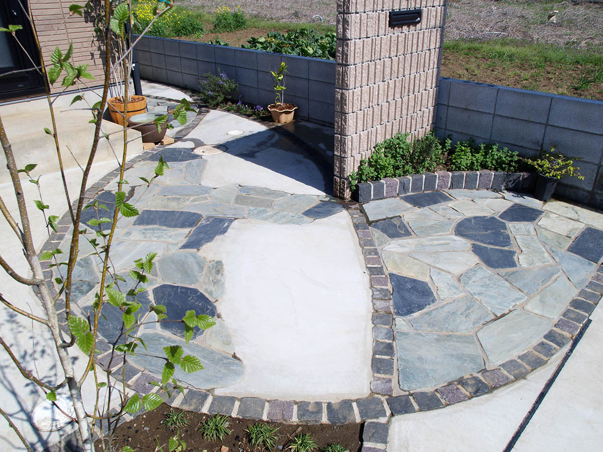 ウッド調・枕木風の玄関土間デザインコンクリート施工例 - 株式会社メイク・プラスター三重県鈴鹿のスタンプコンクリート職人