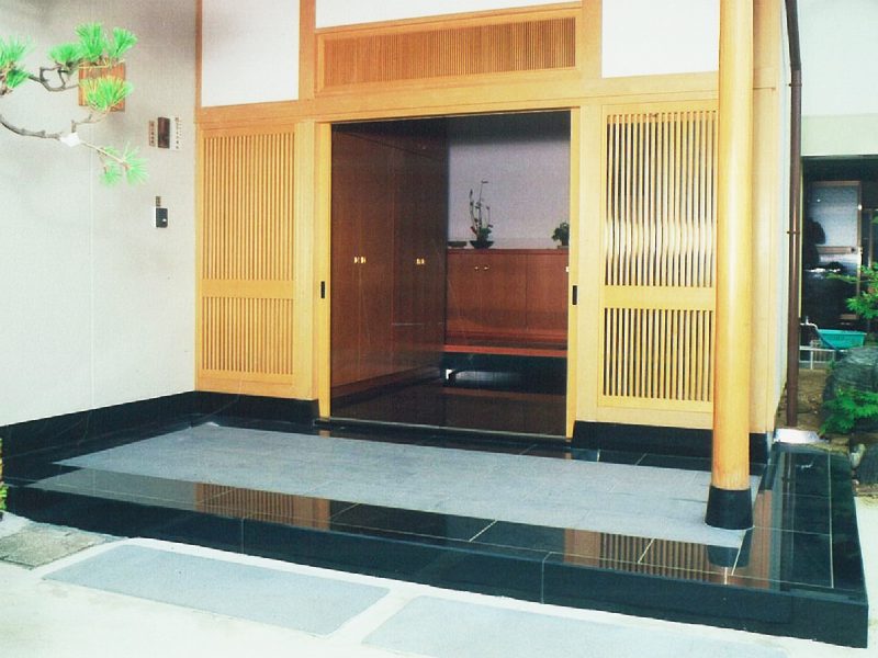 御影石を用いた「和」の玄関アプローチ - ビルドホームテック