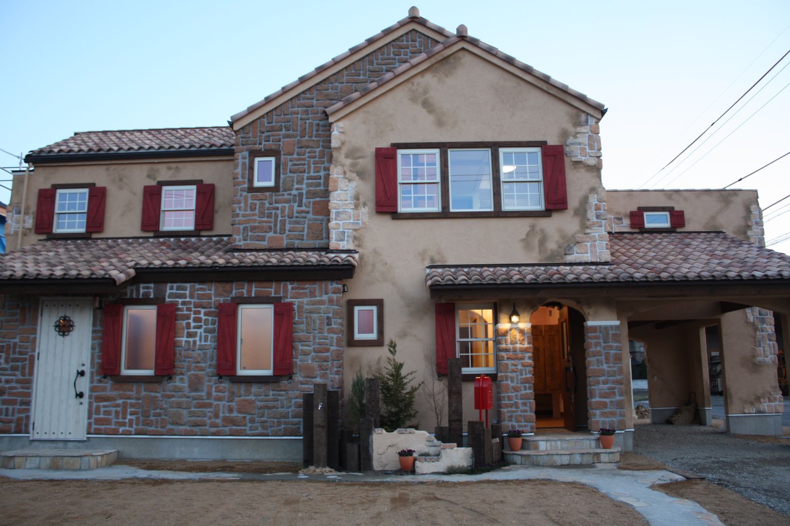 装飾にとことんこだわり中世ヨーロッパのデザインを再現輸入住宅を建てるなら本物の素材と技術でつくるユニバーシス