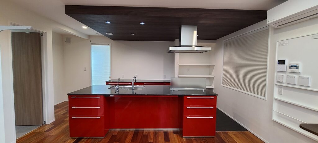 キッチンの選択も色々だよね キッチンパネルのセラールは うちは窓が大きくて通路幅が狭いのもあってオプションで追加せず 手前にずらすだけにしたよデフォルトだとクロスが少し出る施工になるってわが家は調理家電が多くて、カップボードは大きいのにしたかったけどめちゃくちゃ高額になるので自在棚で減額調整したよ〜一条工務店グランスマートスマートキッチンセラール