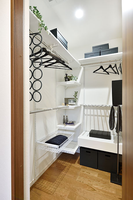 狭いウォークインクローゼット、“脱・○○収納”で使い心地アップ - 片づけ収納ドットコム
