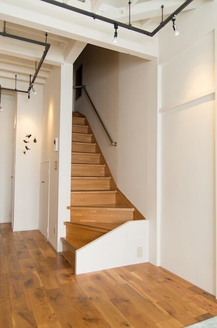 リビング階段が寒すぎるのでロールスクリーンとカーテンを取り付けて暖房効率を上げる99% DIY -DIYブログ