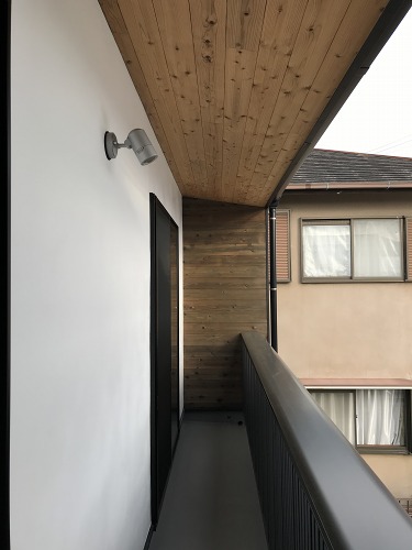 軒天の重要な役割とは？雨漏り・黒ずみ・剥がれの補修方法を紹介│リフォームの株式会社みすず