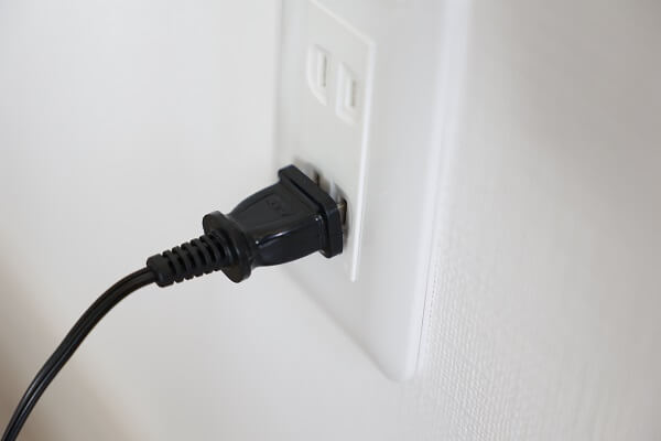 コンセントが壊れた・割れた！自分で修理・交換はできる？費用相場を紹介セゾンのくらし大研究
