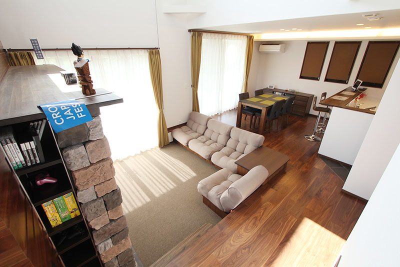 今日は家の真ん中にキッチンがあり 最短動線で家事を済ませられる 平屋の間取りをご紹介します🎉 ①玄関すぐにキッチンとパントリーがあるので買い物帰りもラクラク収納できます👍 ②キッチンから水まわりへも近いので 朝の洗濯仕事も料理や後片付けをしながら スムーズ