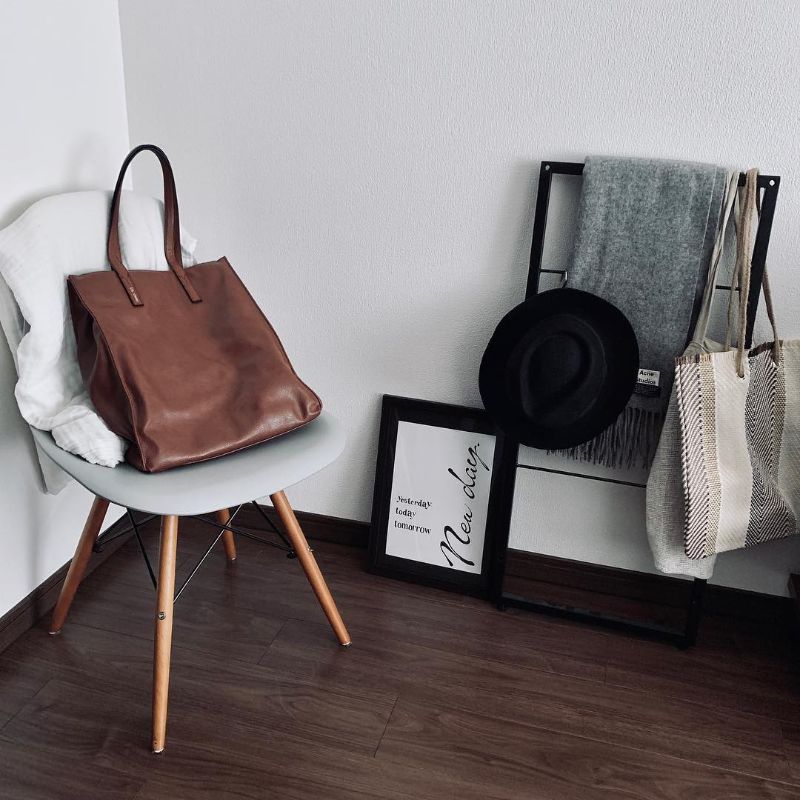 実例付き ミディアムブラウン床のインテリア術～テイストや色選び・カーテンやラグをご紹介～a.flat 風が運ぶ、自然の贈りもの -目黒通り・新宿・大阪梅田 グランフロント北館