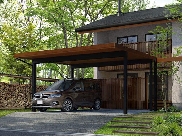 夜にこそ映える照明付きカーポート』 ①カーポート屋根裏の木目調と 玄関扉の軒裏の木目調とをマッチさせた設計デザインです。②アプローチ照明の直線のライトとカーポート屋根のライトを揃えることで洗練された直線的なデザインを演出できます。 ③真っ直ぐに伸びる