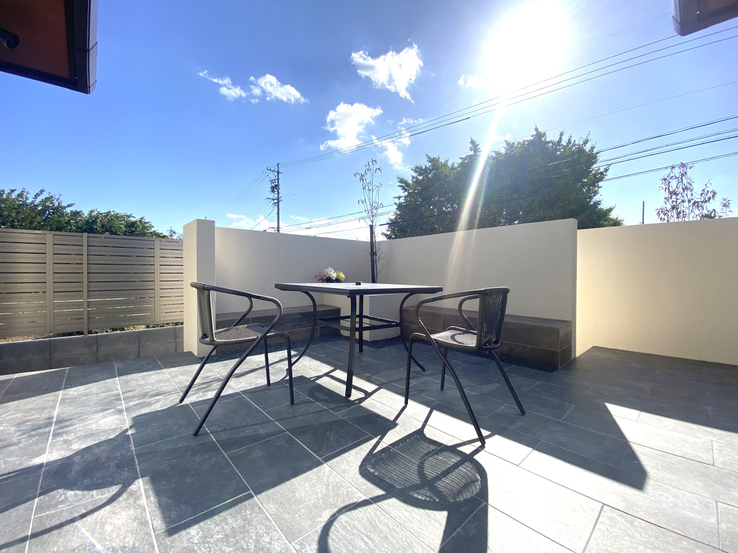 タイルデッキ diy おしゃれ 石製 タイル ストーンパネル ストーンデッキ ストーンタイル ジョイント式 連結 庭 屋上 ベランダ テラスバルコニー 玄関 置くだけ:うさぎ屋通販JRE MALLショッピングJRE POINTもおトクに貯まる・使える