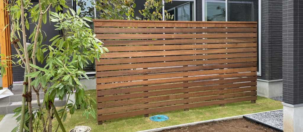 ブロック塀に目隠しフェンスを後付けして美観、安全性アップ横山鉄工所