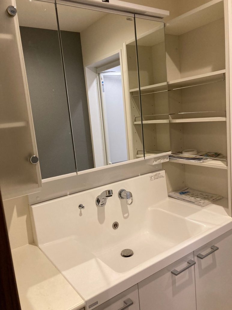 浴室鏡 交換 ガラスミラー 330×810mm 厚さ5mm 風呂鏡 壁掛け 高品質鏡 DIYリフォーム 送料無料洗面台 浴室 鏡 厚さ5mm 取り付け貼り付け 浴室ミラー 洗面所 玄関 トイレ 美容室 部屋 壁面 散髪 筋トレ トレーニング どこでも 壁掛け ガラス 縁なし 長方形 33cm 81cm