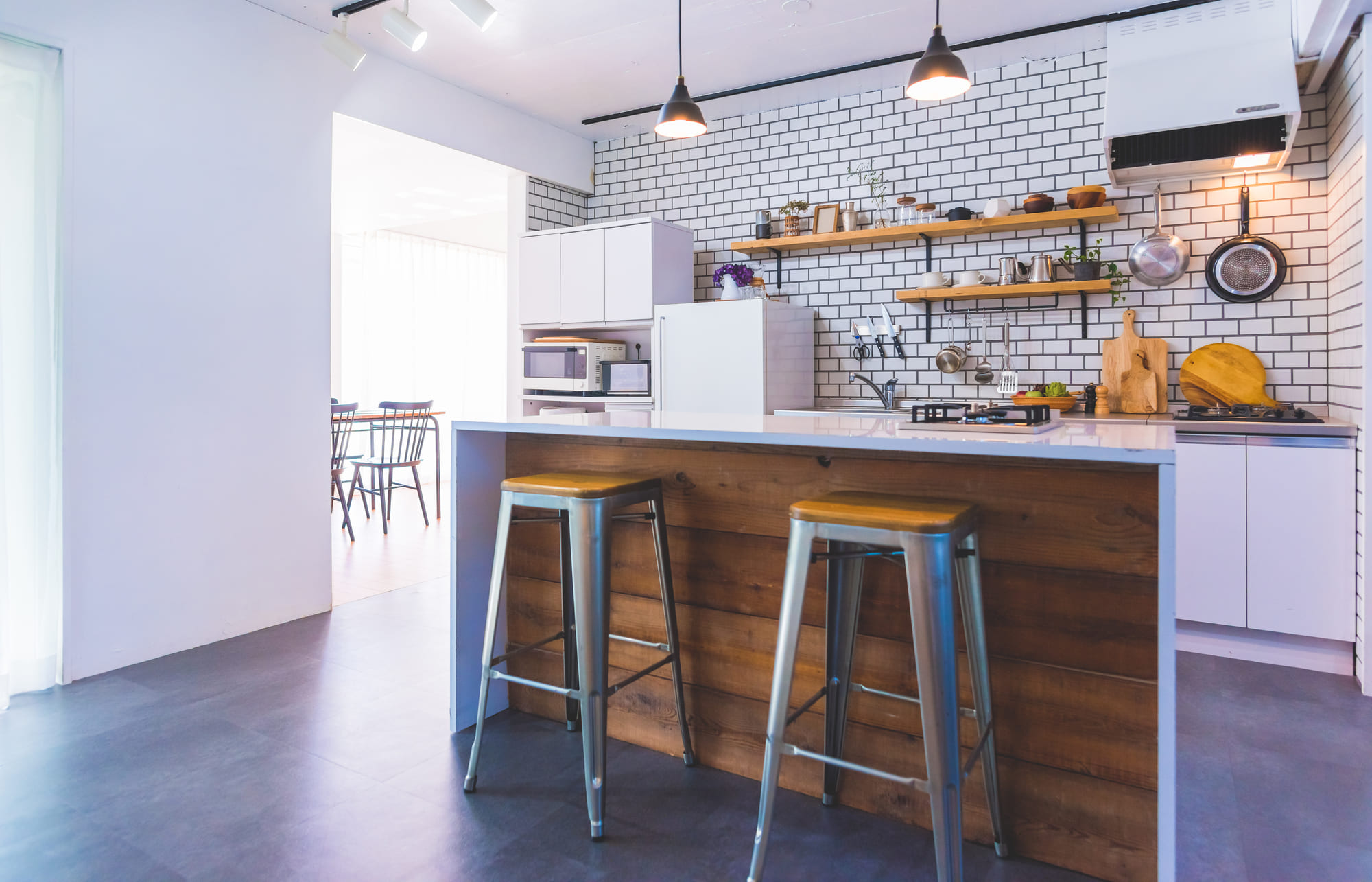 キッチンカウンターのダイニング側に棚を造作くふうイエタテ