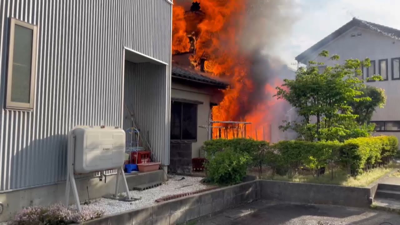 続報】住宅から激しい炎…新潟・見附市で少なくとも７棟燃える火事 男性消防士が熱中症で救急搬送 市は避難所開設 | 新潟ニュース