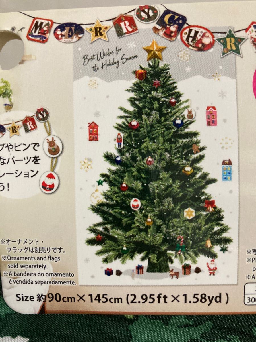 今年はどうする？ダイソーツリーディスプレイ今年もやってきました ダイソーのタペストリーツリー🎄 去年はマジックテープで色々ディスプレイしたけど 今年は安全ピンとメッシュケースを 使ってみましたよ🥰 イルミネーションもダイソーで 買えるけどタペストリーに