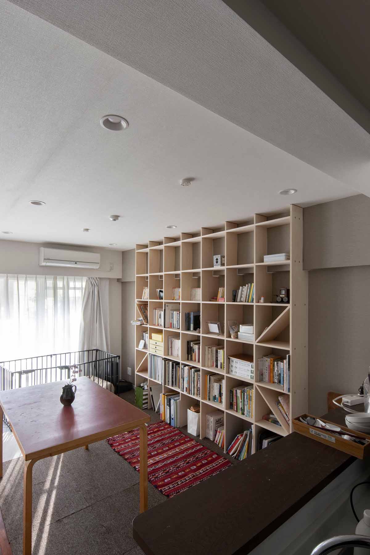 今日は賃貸で壁付けできる折りたたみテーブル @aiwa_at_home さんの投稿のご紹介です🪛 壁に折りたたみテーブルを取り付けたいけど賃貸ぢからという方には @aiwa_at_home のスタンドバーがおすすめ‼️ 石膏ボードに取り付けてもカンタンに現状回復できるし、強度も