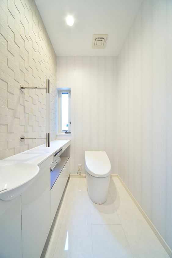 ナチュラルな木目の床と植物柄の壁紙がおしゃれ。手すりやペンダントライトがアクセントのトイレ -事例写真「開放感のある家」注文住宅のハウスネットギャラリ