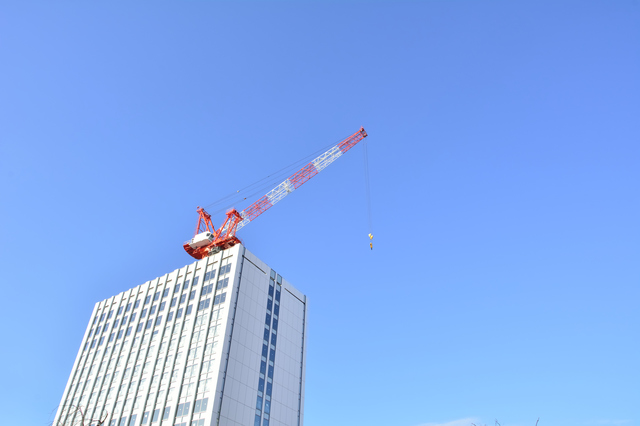 ビルの屋上のタワークレーン01フリー素材ドットコム