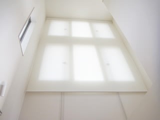 施工実例 💡の紹介 おしゃれで広々とした印象の 吹き抜け窓には ロールスクリーンがオススメ☝🏻 吹き抜けを作ることで 採光度もアップし十分な明るさを確保できますが 夕方には西陽が眩しい等の デメリットもロールスクリーンは 開閉いずれも布がかさばらないので