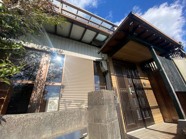 海外のお城のような外観と、暮らしやすさを両立 家族の和を育む、こだわりの輸入住宅 – 建築家ポータルサイト KLASIC クラシック理想の注文住宅を建てよう。建築事例一覧、建築家検索ならおまかせください