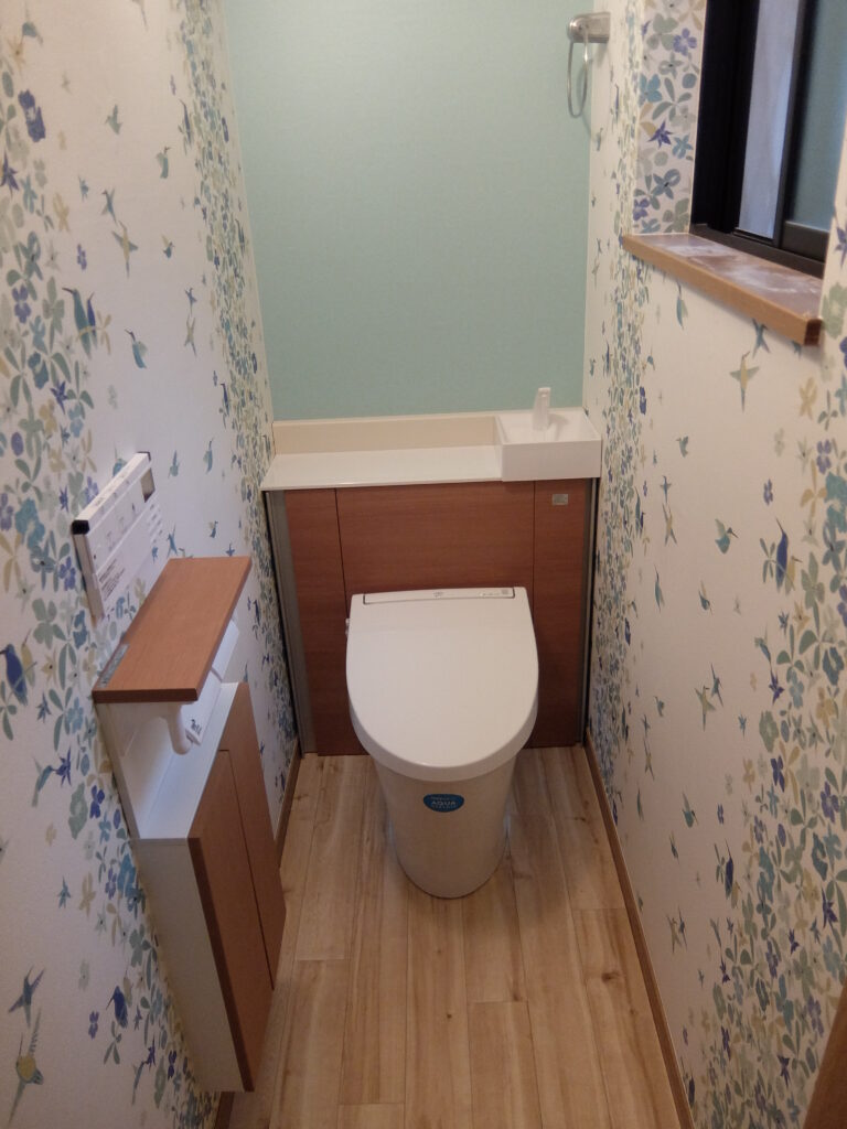 壁紙 シール壁紙 木目 壁紙の上から貼ってはがせる 賃貸 トイレ 洗面 壁紙シール 木目調 30m＋道具4点セット付 リメイクシート :DIYリフォームのお店 かべがみ道場 - 通販 - Yahoo!ショッピング