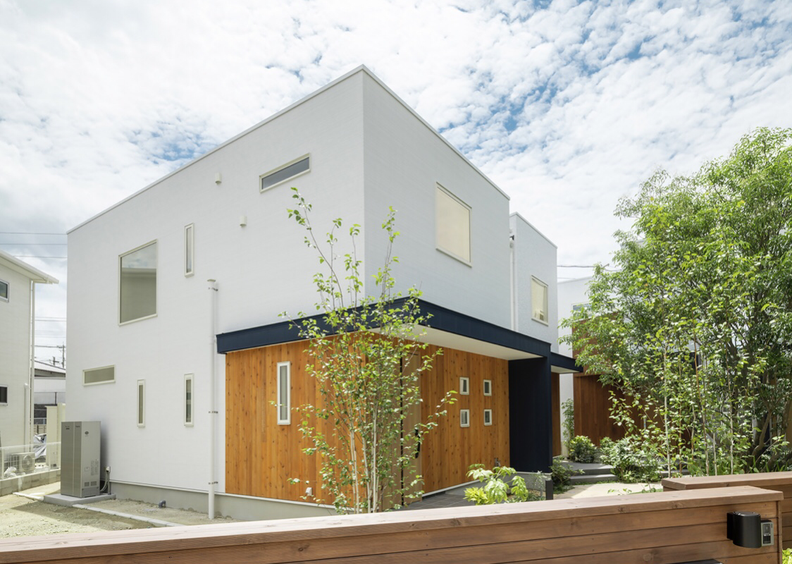 黒の金属サイディングがカッコイイ☆吹き抜けで全体が見渡せる家株式会社SEEDHOME堺市・富田林市・大阪狭山市の工務店・注文住宅・新築シードホーム