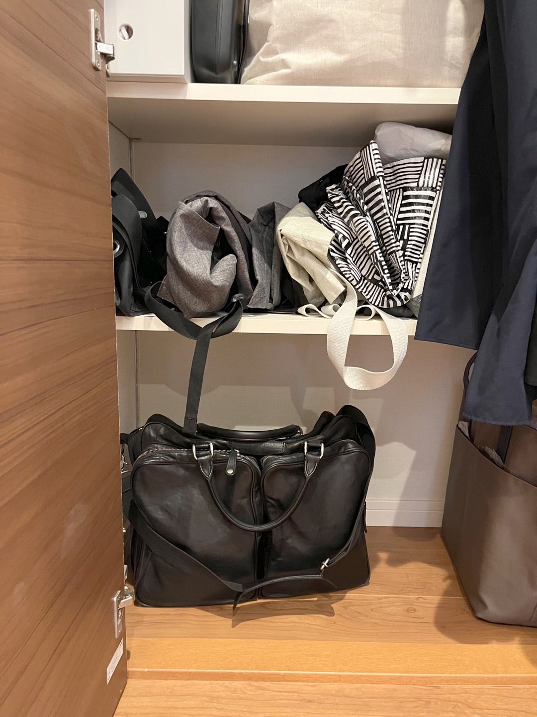 💼カバンの置き方で運気が変わる！？ 知らずにやってる「厄の持ち帰り」💦 床にポンッと置くのはもうやめよう ポイントは「高さ」と「場所の意味」 財布や カバンの定位置ちゃんと決めてる？ 置き場所を見直して運を味方に