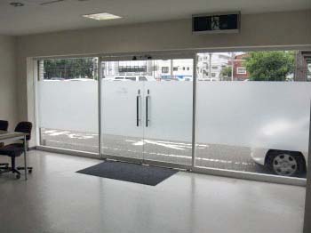 マンション通路窓用通風目隠しを新発売セイキ販売株式会社建材ナビ 建築材料・建築資材専門の検索サイト