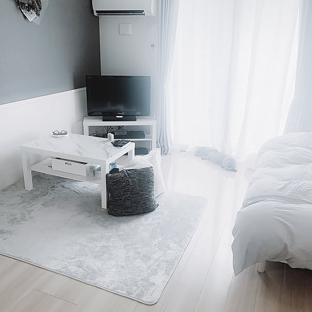 グレーのソファをベースにつくる、くつろげる空間。1K・一人暮らしのナチュラルインテリア実例Sheage シェアージュ