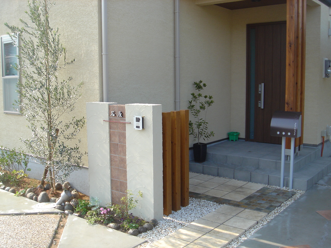 姫路市外構の門柱前の花壇に植栽工事姫路市の外構・エクステリア・お庭のことなら、サンガーデンへ