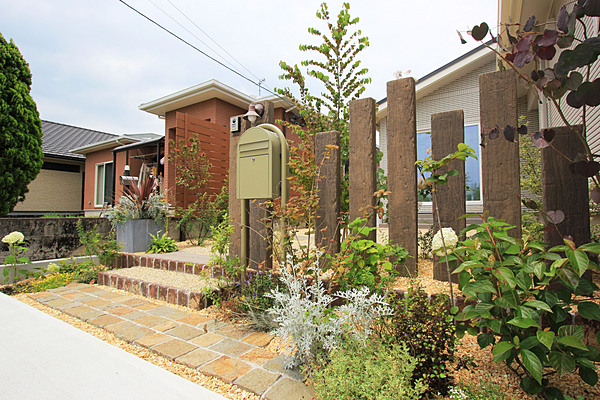 枕木を使った施工例長野市近隣の外構工事は実例豊富なガーデンファクトリーにお任せください